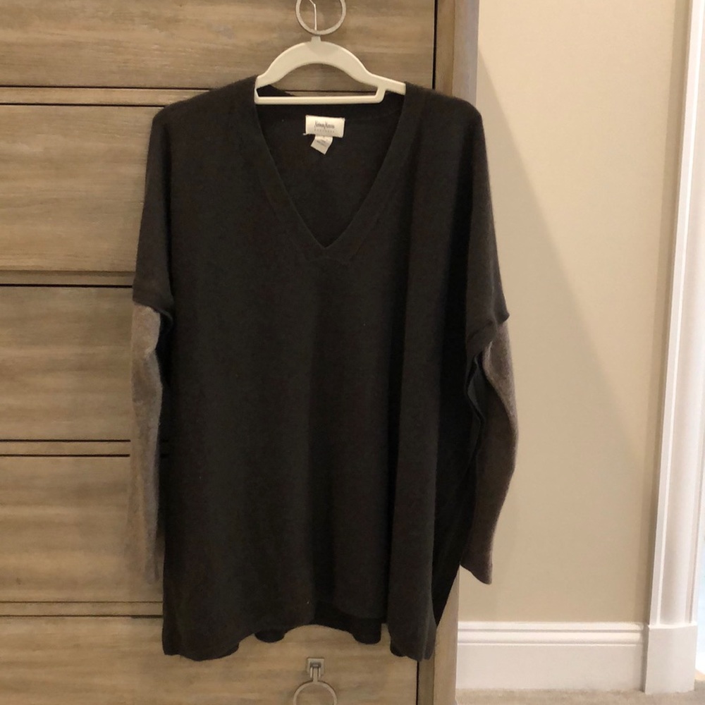 Neiman Marcus 100% cashmere sweater
